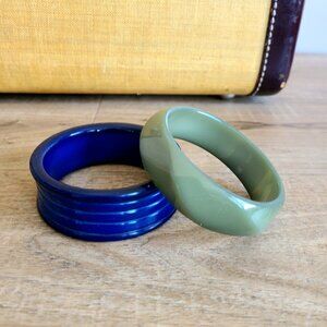 2 plastic chunky bangles.